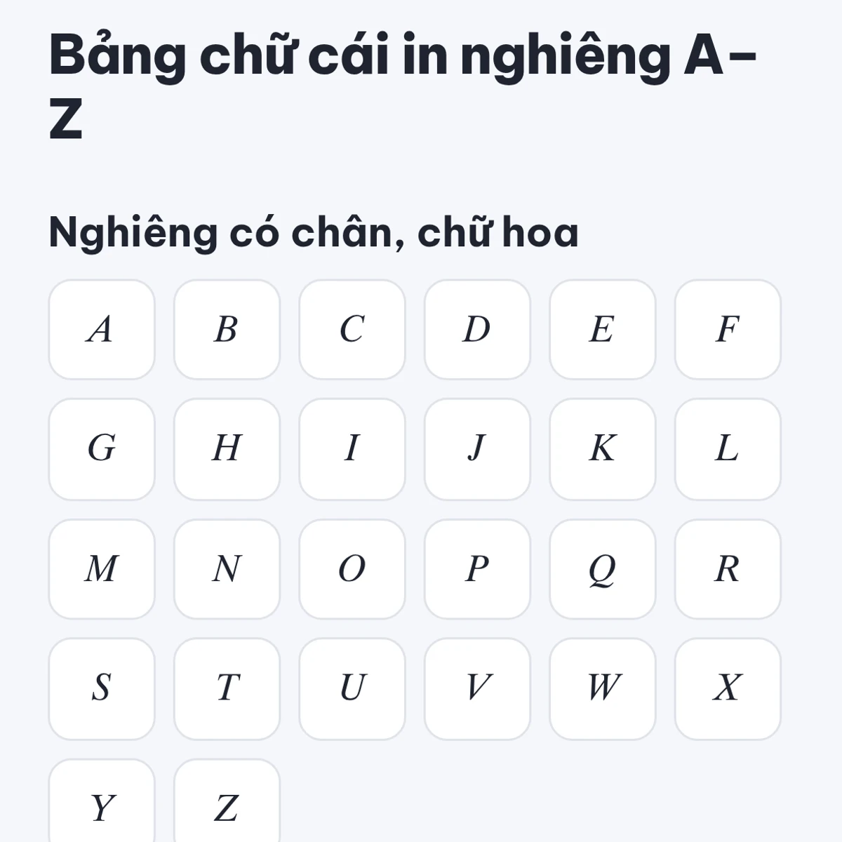 Ảnh chụp thật bảng chữ cái in nghiêng A–Z trên điện thoại, mỗi ô bấm để chép